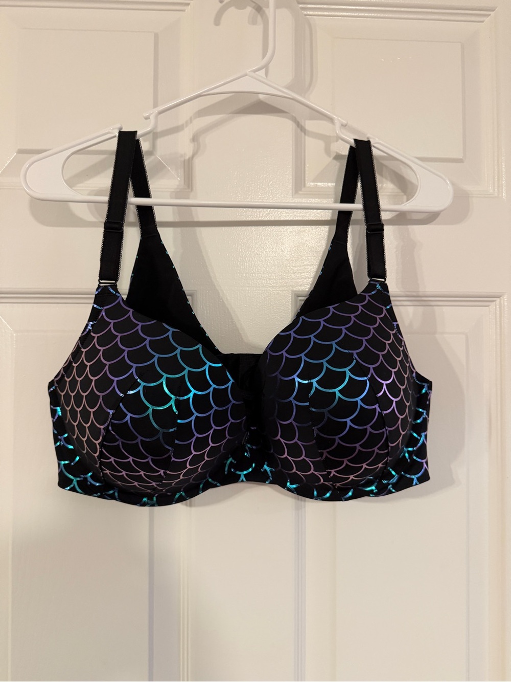 torrid 40 DD Boost Plunge Black Bra with Iridescent Mermaid-Scale Print